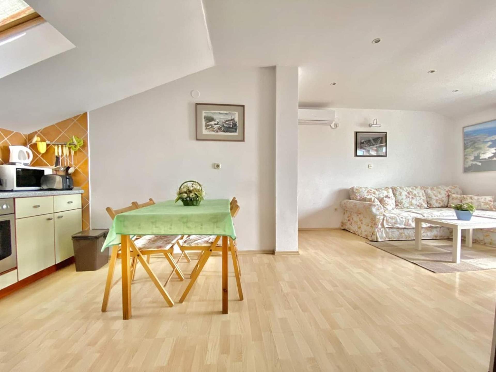 Family Apartments Viva Close To The Beach 크르크 외부 사진