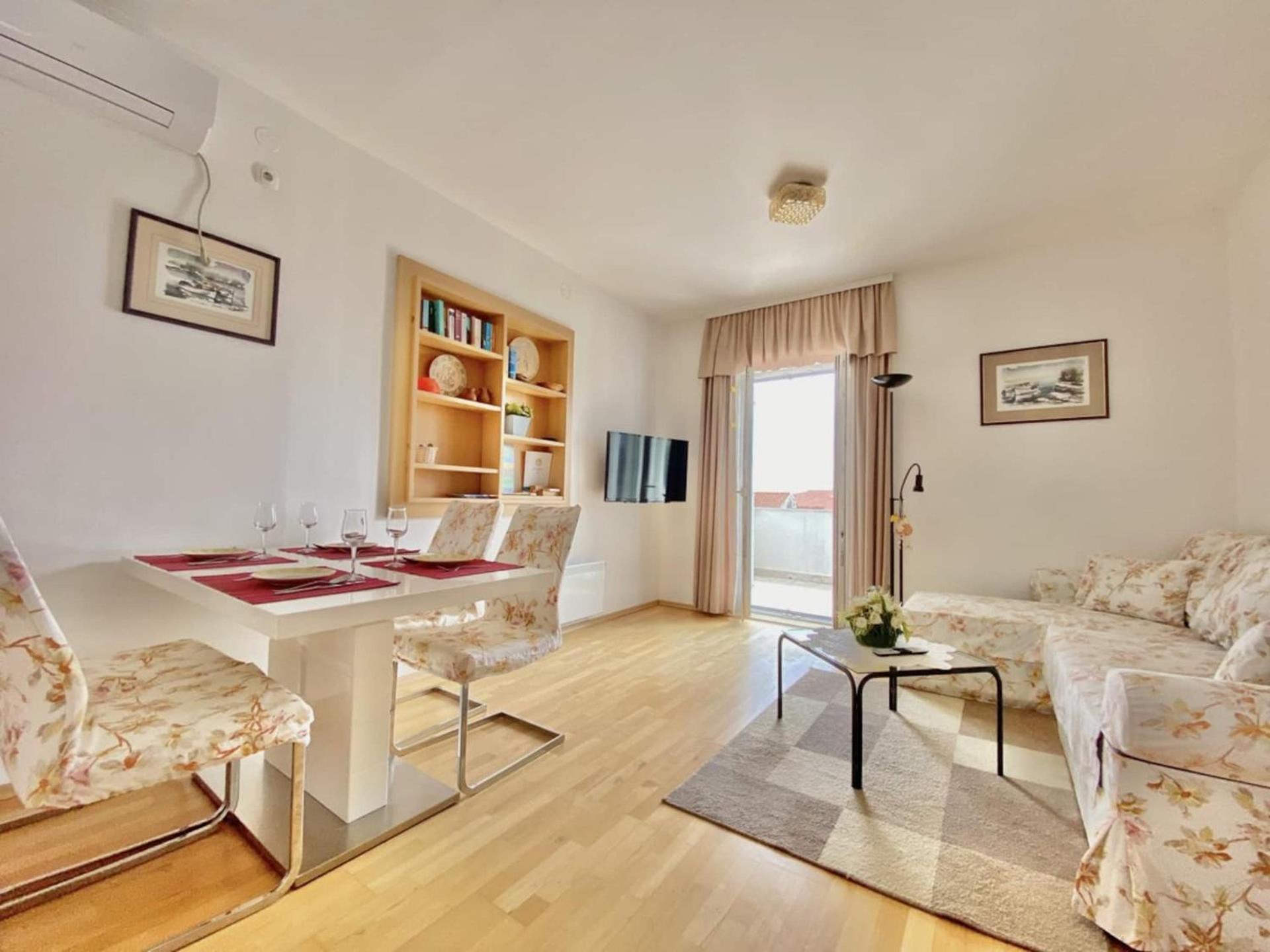 Family Apartments Viva Close To The Beach 크르크 외부 사진
